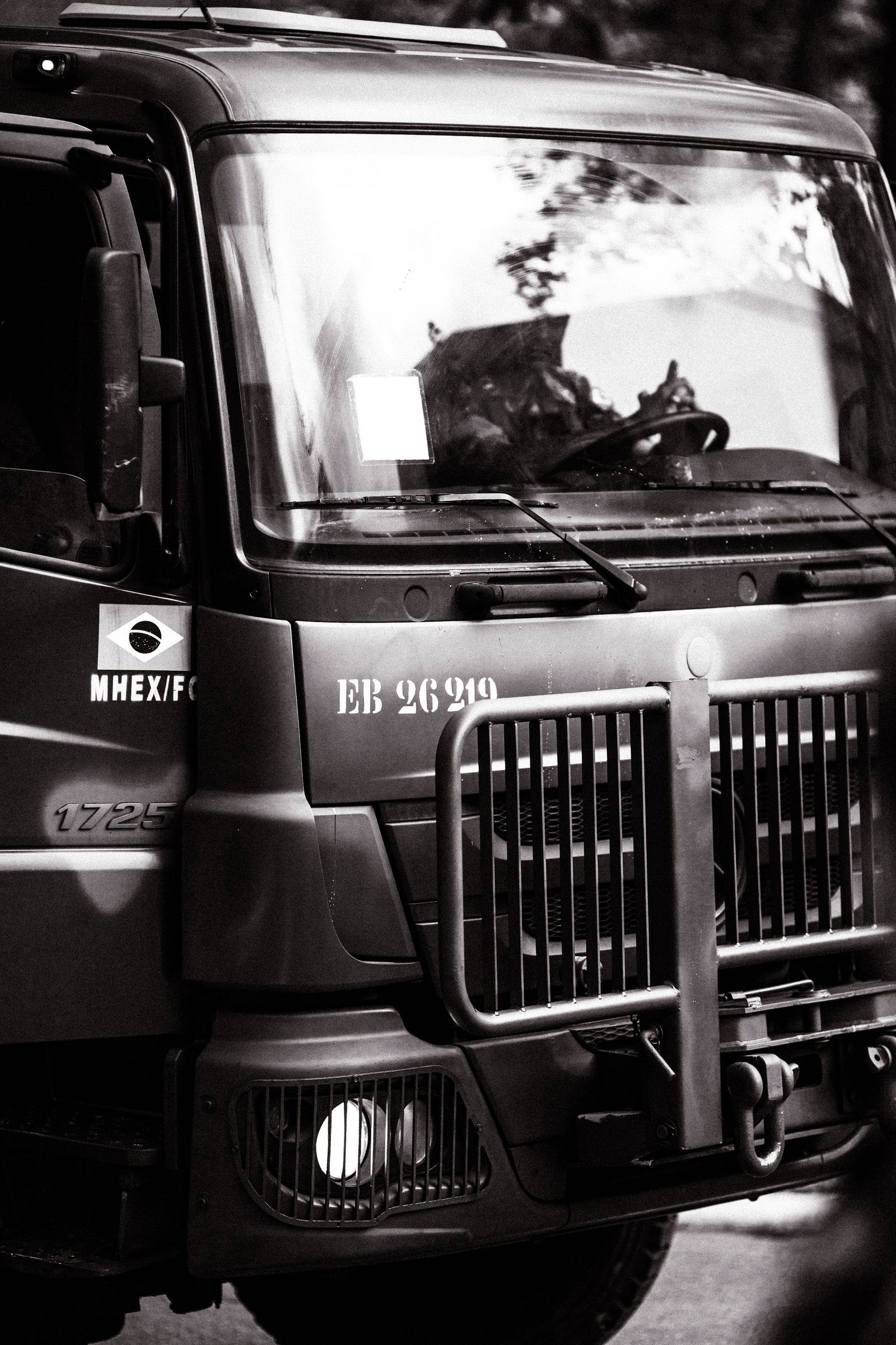 Truck glass and auto glass service